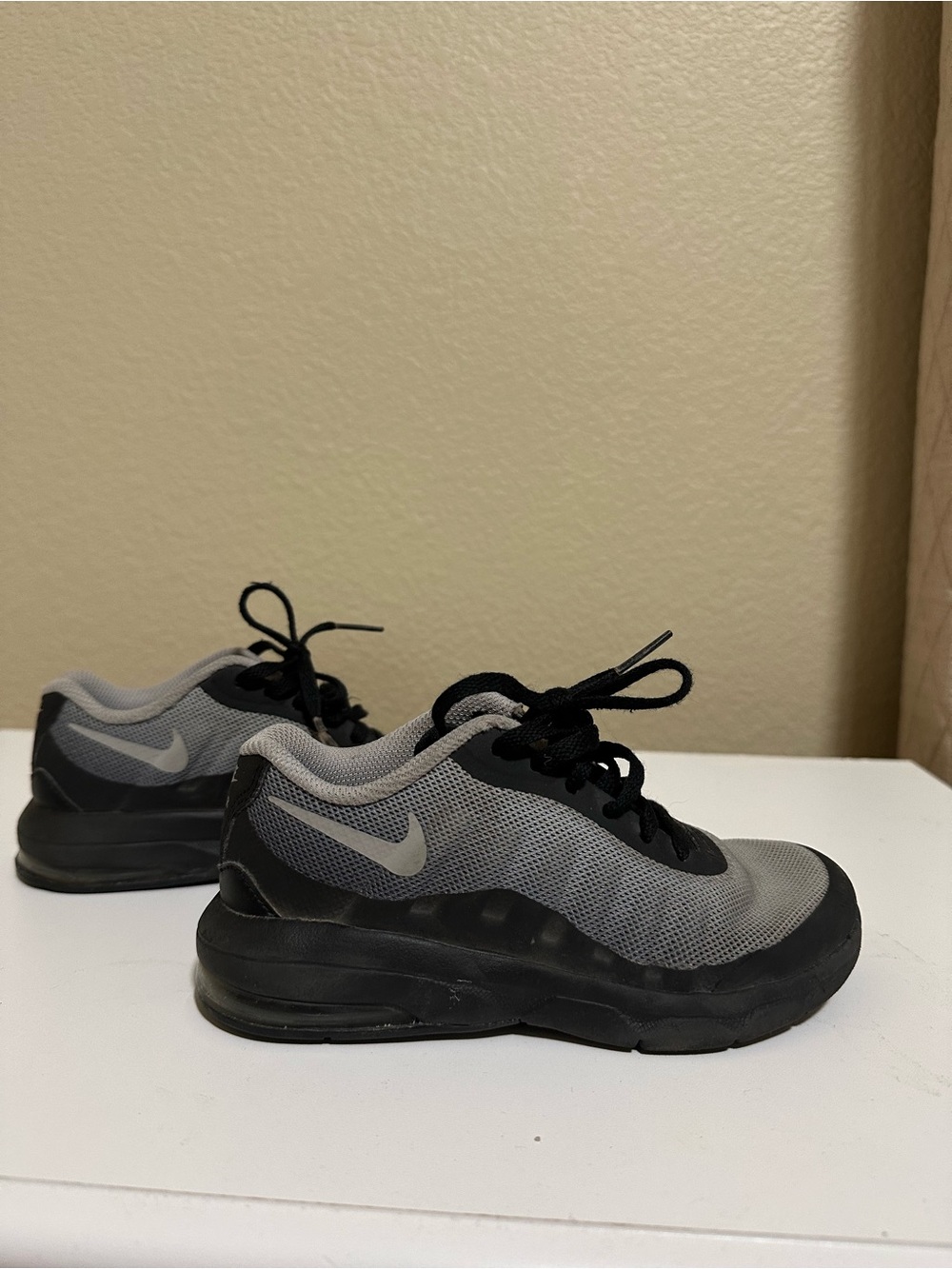 Kid’s Nike Air Max Invigor | Grey and Black Low-Top Athletic Sneakers